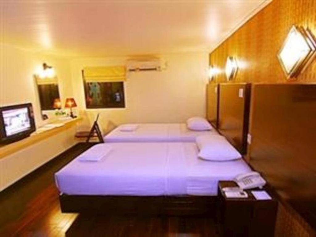 Mervit Hotel Padang  Bagian luar foto